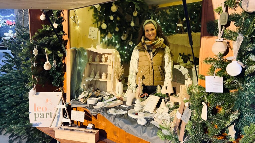 Verkaufsstand der handgefertigten Wohnaccessoires mit Inhaberin Patricia Ernst