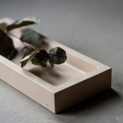 Handgefertigtes rechteckiges Tablett in beige mit Eukalytusblatt